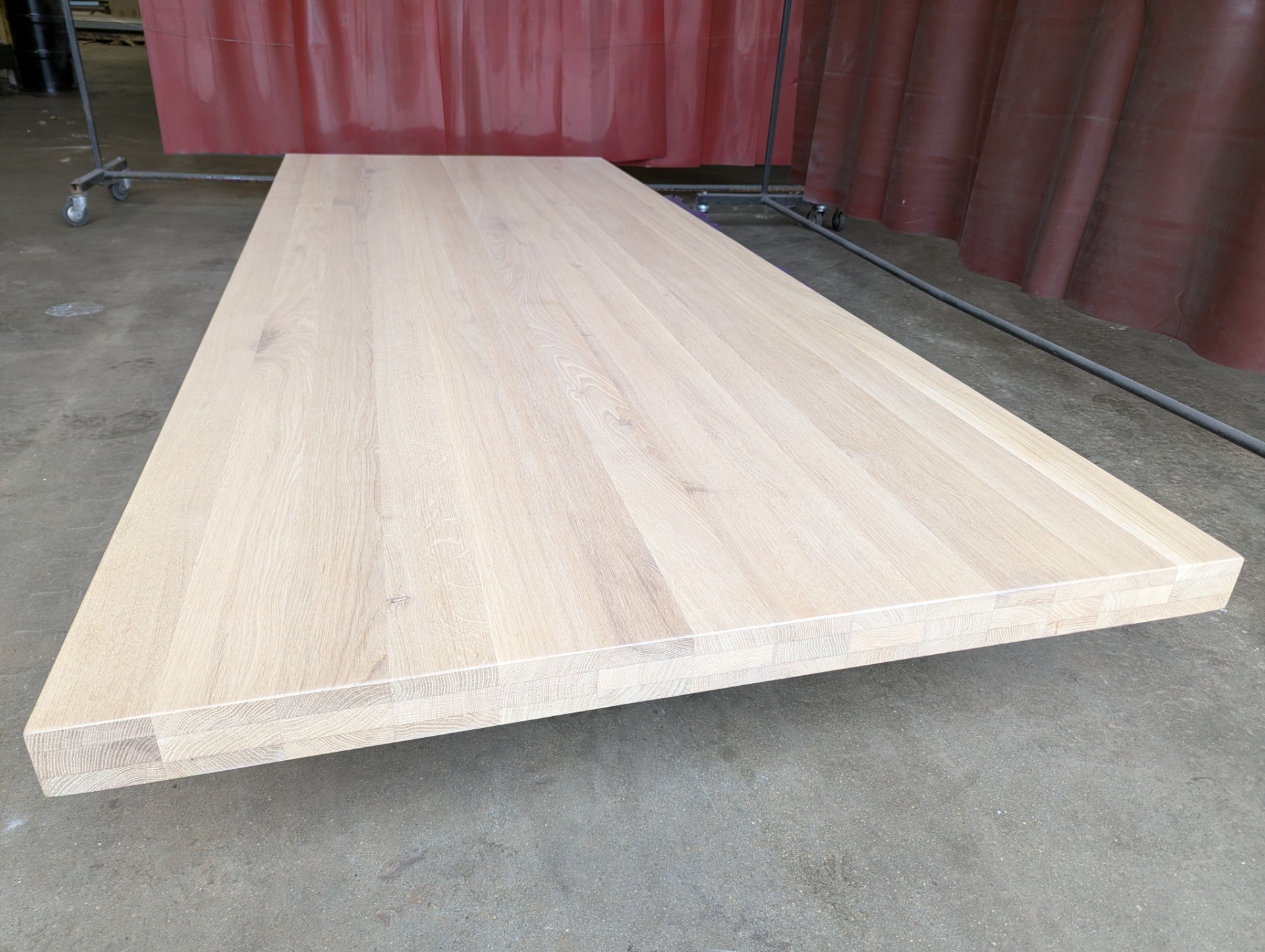 Un plateau chène massif 260 x 100 cm épaisseur 6.5 cm est disponible. 